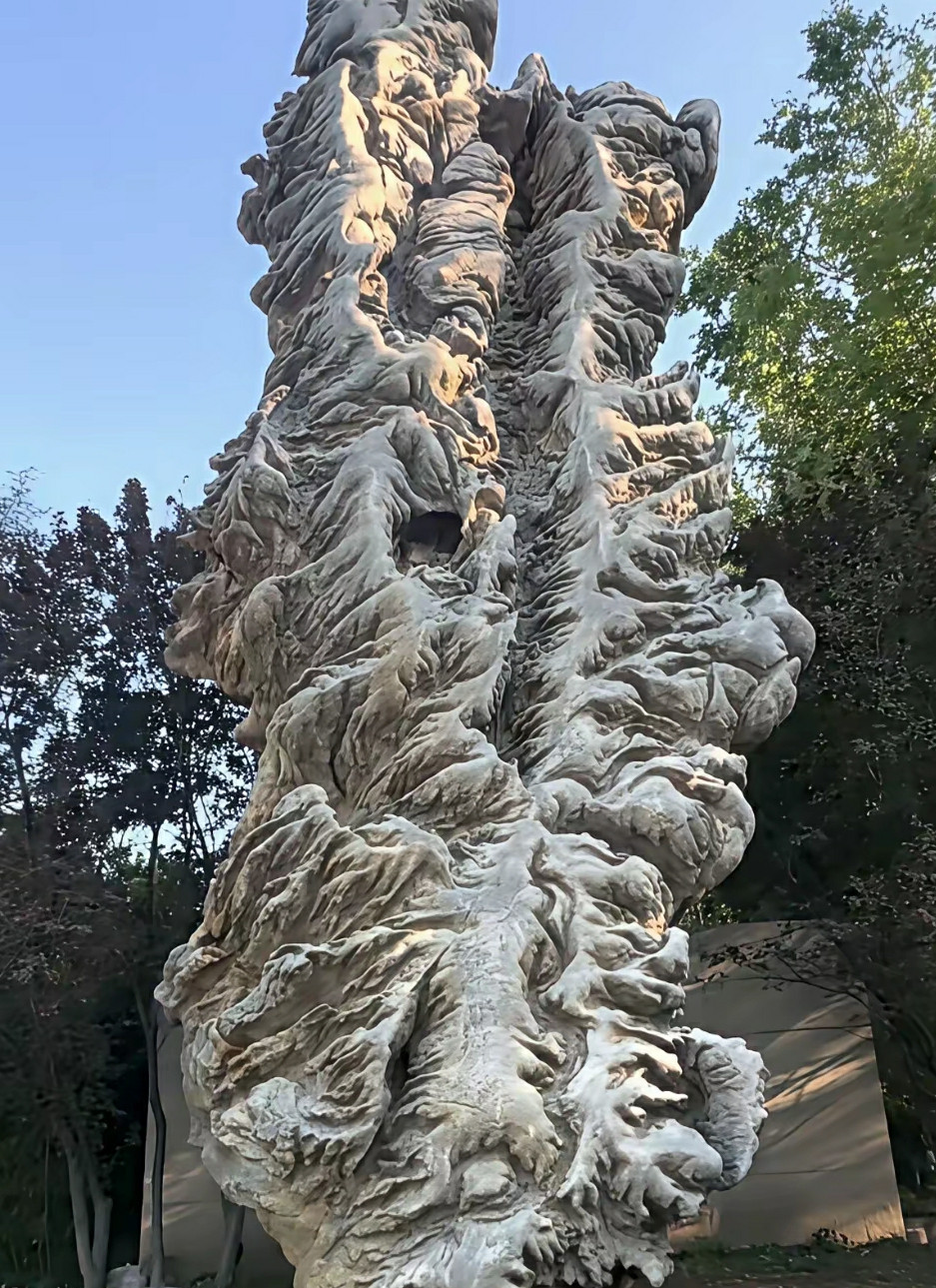 清华大学的灵璧石奇石，确实壮观，由安徽毕业校友历经三年筹备送给母校的魁宝