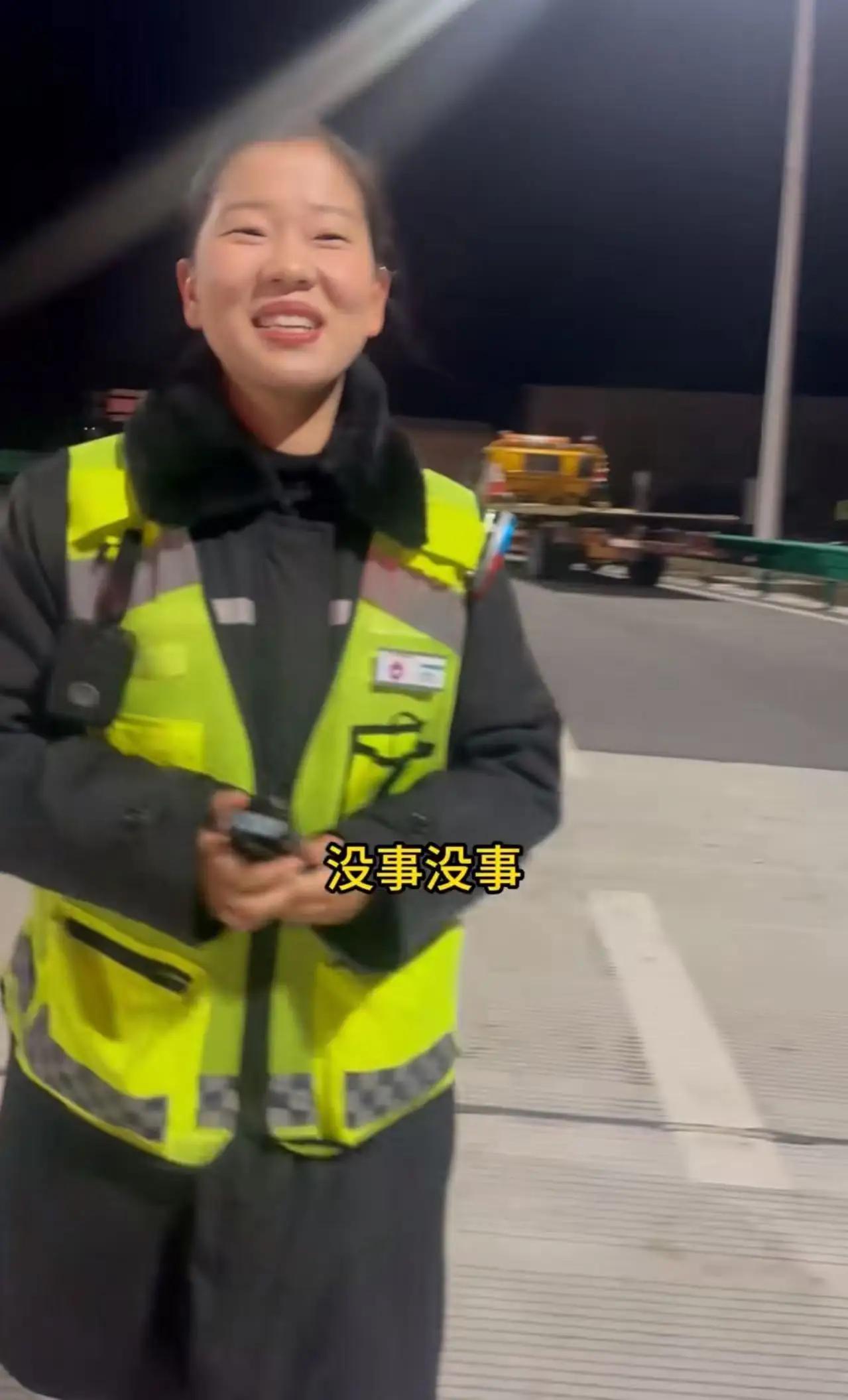 寒冷深夜，男子开着电车在高速公路上苦苦挣扎，电量已经所剩无几。灯火阑珊处，一位收