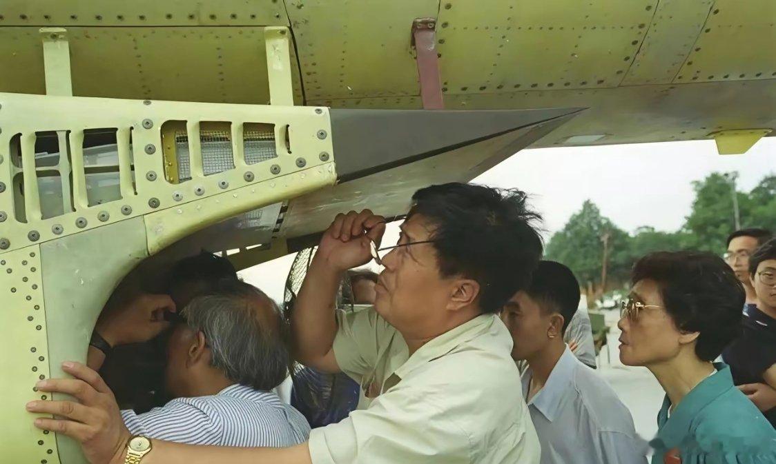 一战成名天下知，中国工程院院士，歼-10之父——宋文骢，此院士非彼院士。那时候是