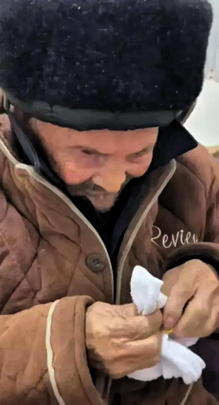 泪奔，96岁的妹妹去看98岁的哥哥，哥哥拉住妹妹的手说：走，回屋哥给你说点事，妹