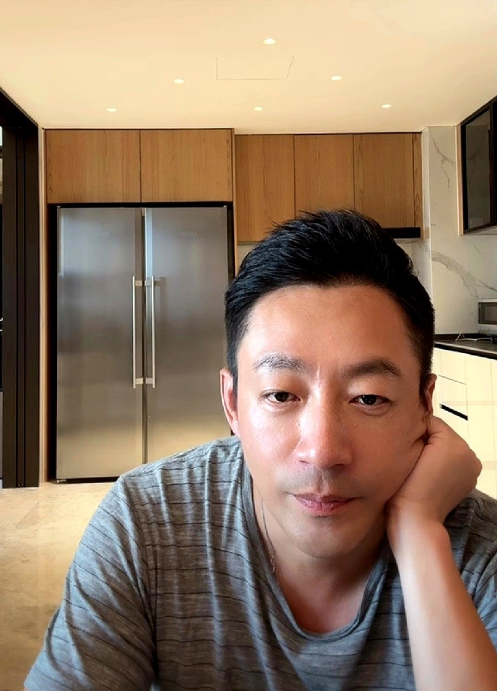 当月薪三千的我刷到汪小菲两口子一人一个客厅开直播，那一瞬间连泡面都不香了。