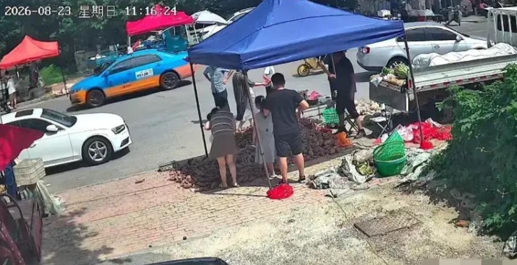 人狂必有祸！据8月25日极目新闻报道，山东菏泽，女子买了个西瓜，觉得口感不好，穿