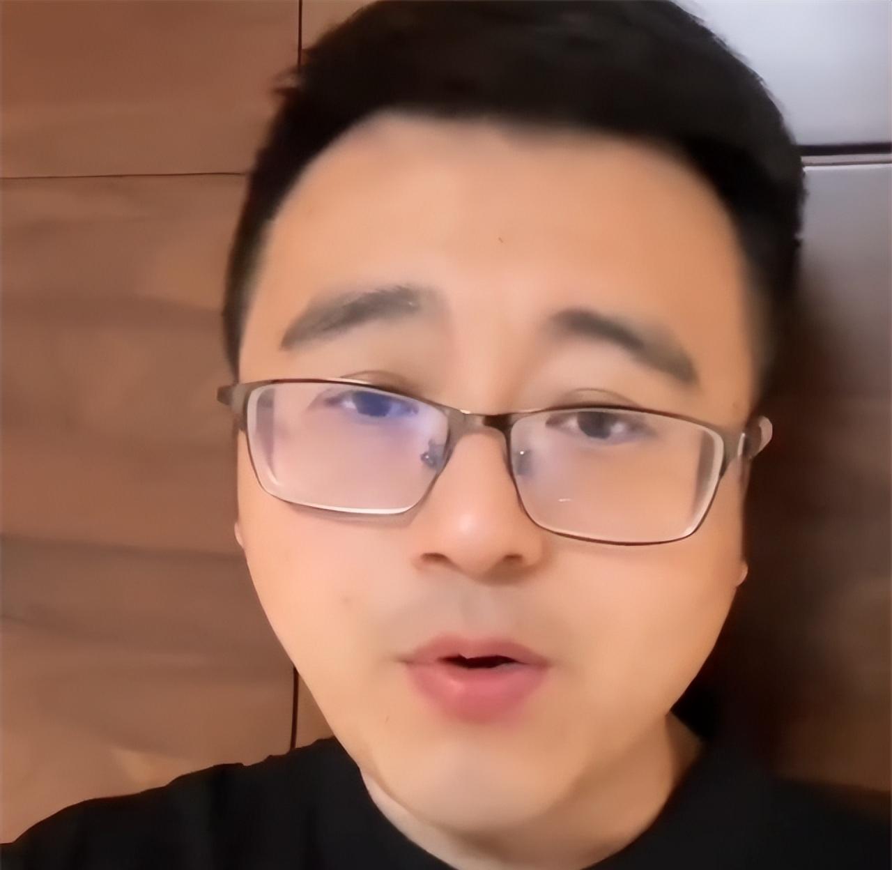 1949年5月24日，一架装着10万大洋的飞机在湖南凤凰县坠毁。附近村民疯抢大洋