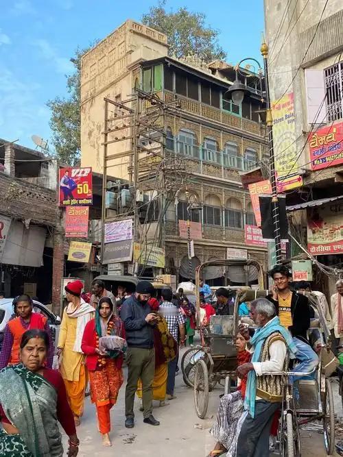 昨天晚上刚跟借调印度工作半年的哥们聚完餐，一见面他就跟我感慨，印度这国家远比网上