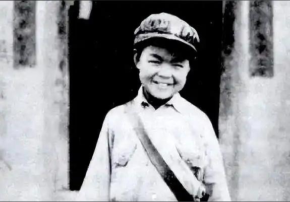 1955年，29岁的向轩被授予中校军衔，阅档首长看到他履历表上的“军龄22年”，