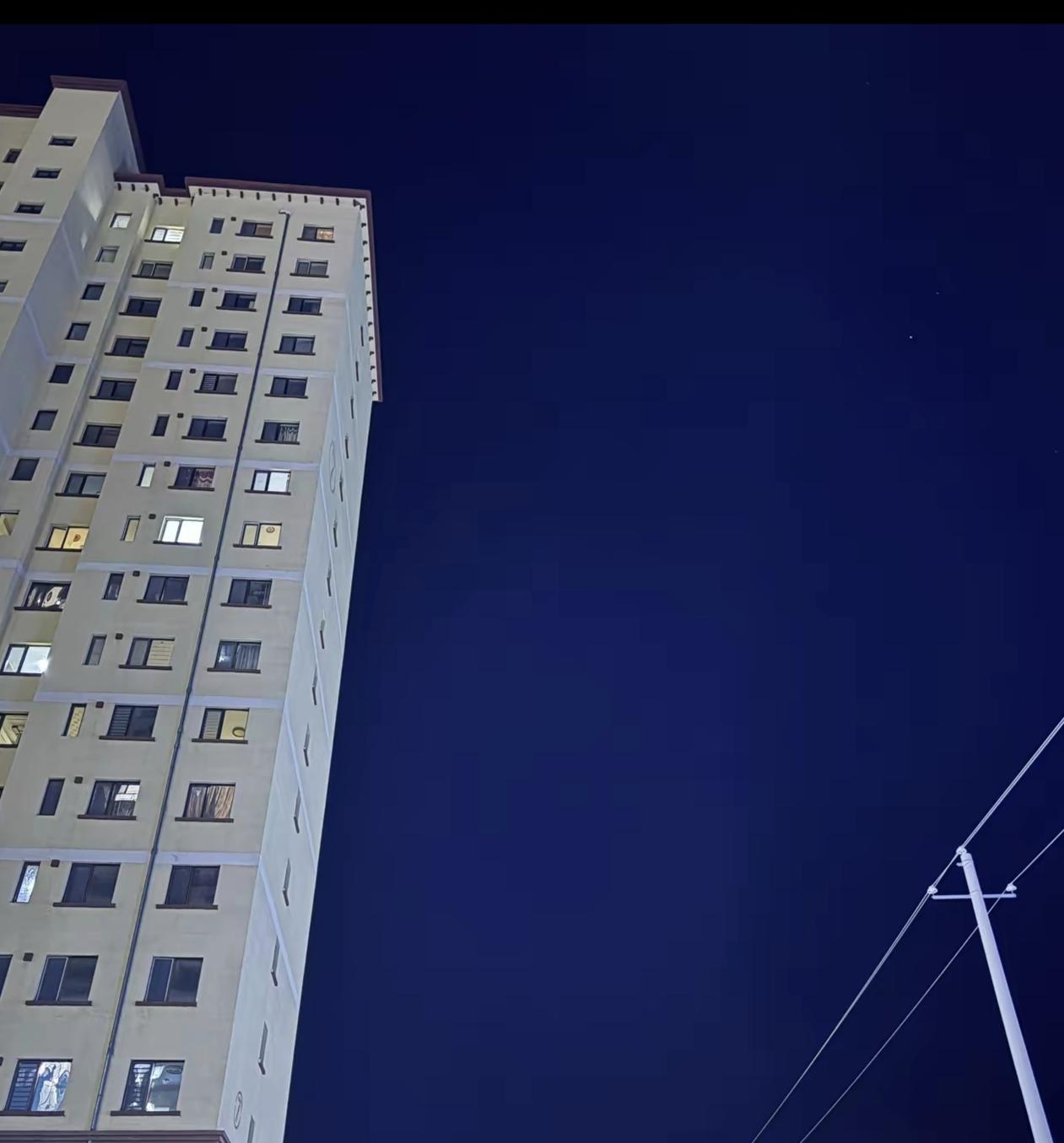 六旬阿姨遛弯“炫鞋”引尴尬，晚年比啥才真重要？晚饭后的小区步道上，几个阿