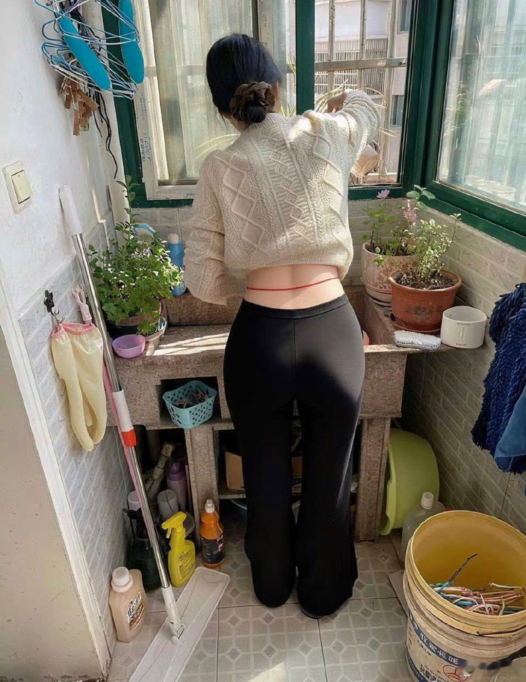 为什么大部分女生穿裤子不用系皮带？这样不会掉么？