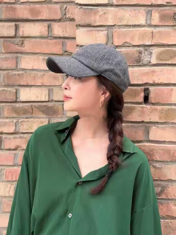 殷桃46岁穿绿衬衫配五分裤，扎麻花辫，清爽灵动如少女，冻龄状态让人惊叹，哪像历经