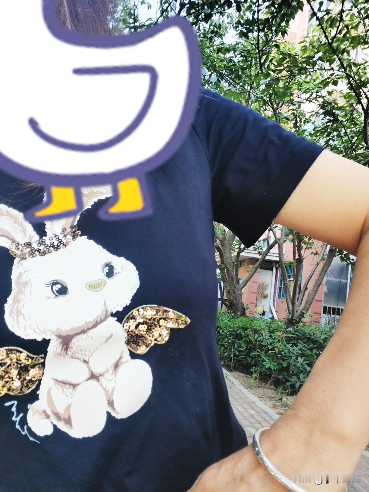 早上临出门时，老公看我穿蓝色上衣，凑过来说：“你穿这个蓝色衣服太好看了！”我