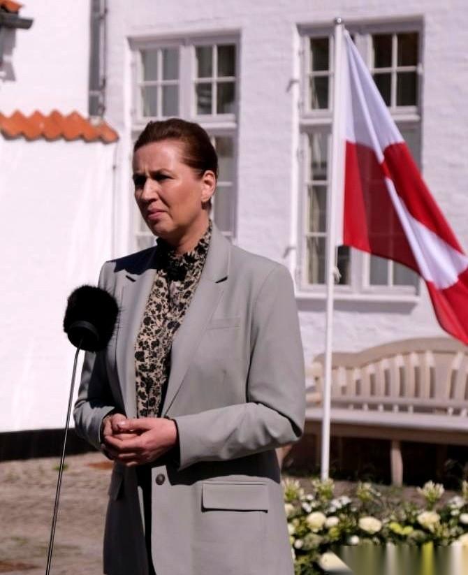 我跟你说，最近看到丹麦这事儿，真是年度最佳黑色幽默。那个女首相，之前对着咱们那