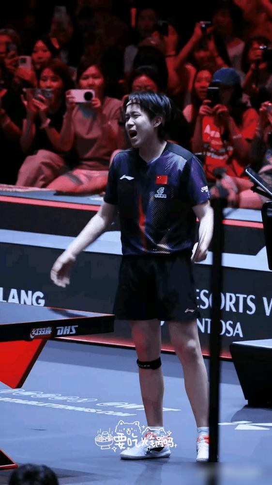 王楚钦赛点10-2领先，他竟主动放弃挑战，亲手“送”掉一个球，裁判当场看傻眼！