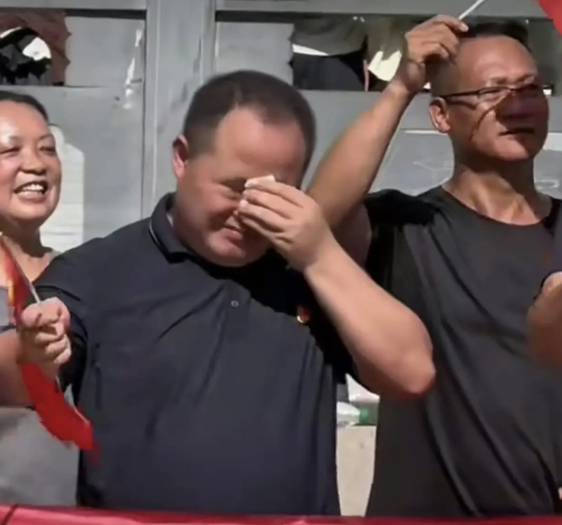 一个县的县委书记在欢送抗灾部队返营队伍中泪流满面说明了三个问题：昨天（7月3日