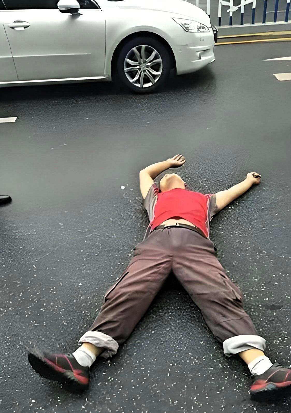 想钱想疯了？上海，男子有二级智力残疾，他的3个智力正常的兄弟姐妹几乎不和他来往，