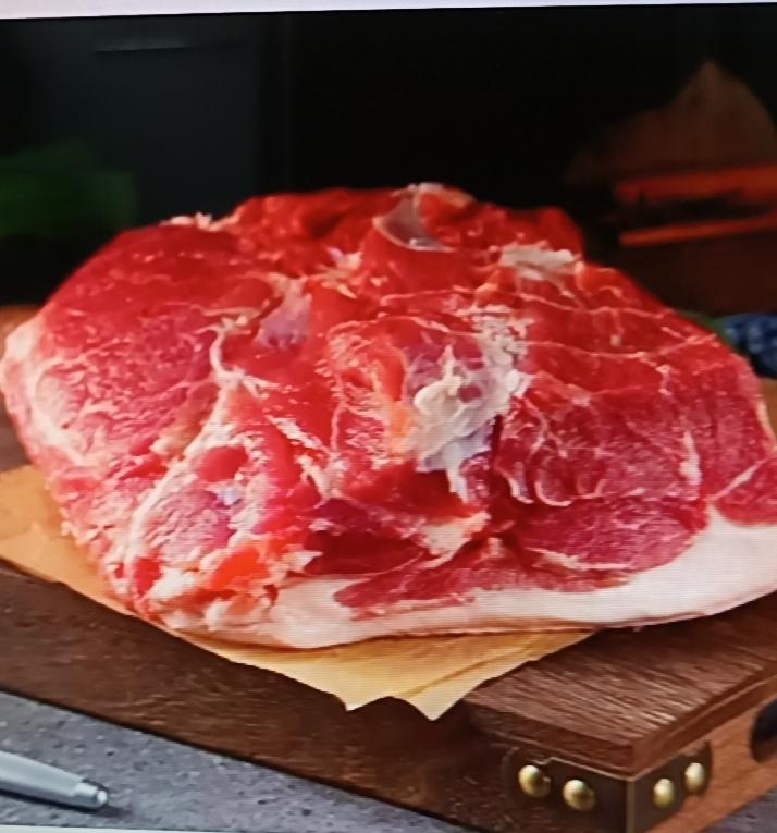 吃猪肉也有大学问，选对部位能有益大脑健康。猪脑就是个不错的选择，它富含蛋白质和脂