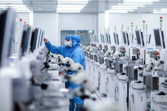 跟中国抢人？美国猎头砸高薪，中国芯片厂反手就是一刀：别谈钱，直接给股份！这招绝了