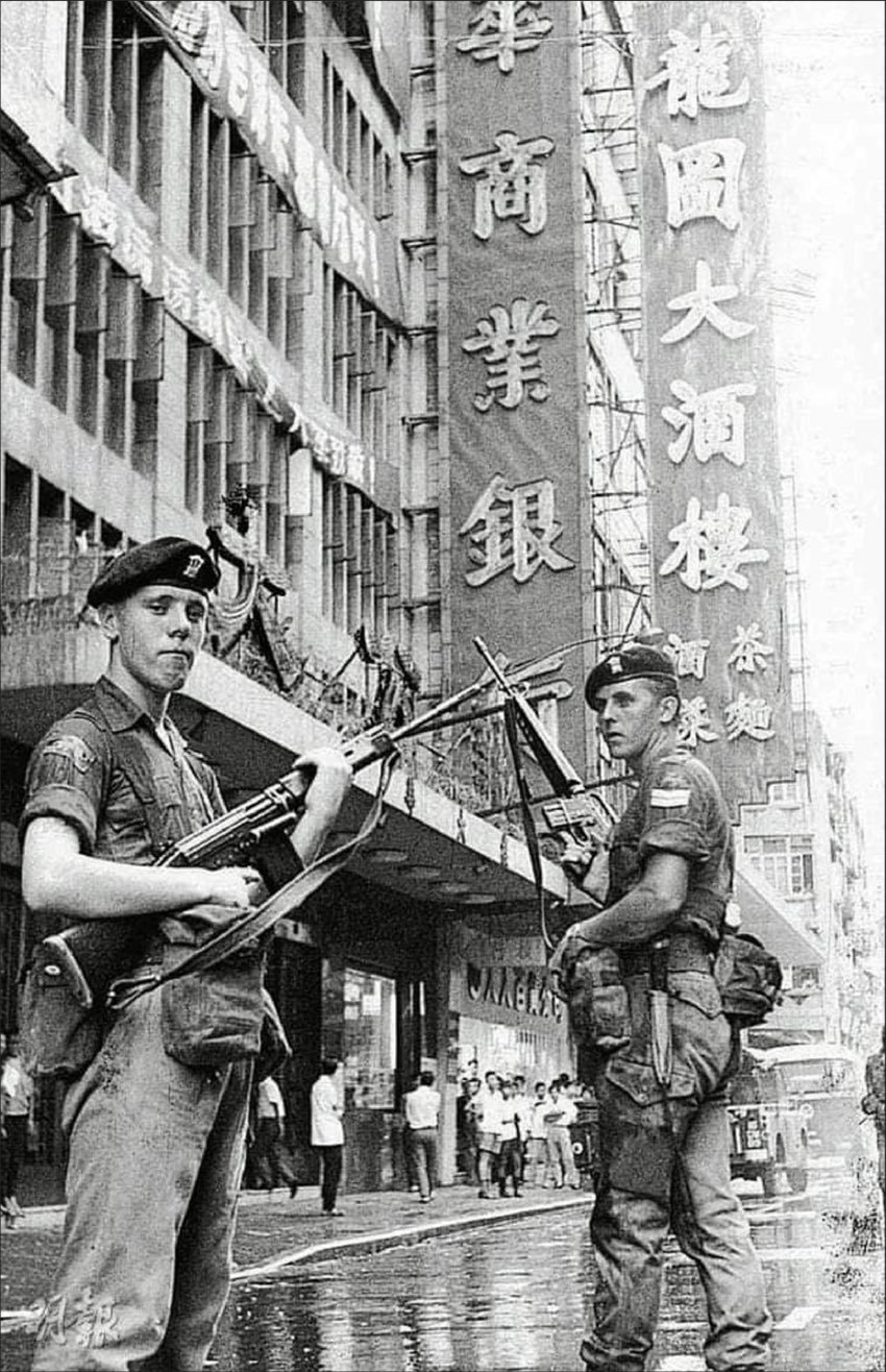 飞扬军事1967年六七暴动期间，驻港英军手持AR-15自动步枪在香港街头巡逻烽