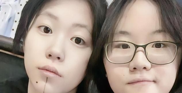窦靖童同父异母的妹妹窦佳嫄，终于正面回应了！她说和姐姐第一次见面，气氛尴尬到脚趾抠地……两人都不太会