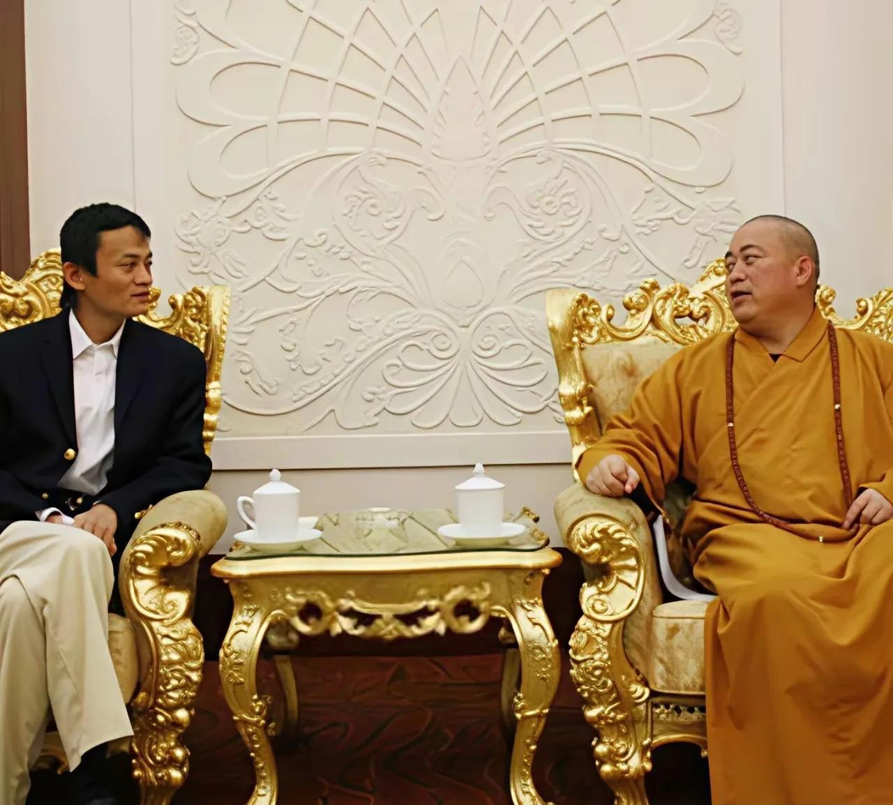 2008年，河南少林寺方丈释永信与阿里巴巴集团的马云老板会面交流。二人都学识渊博