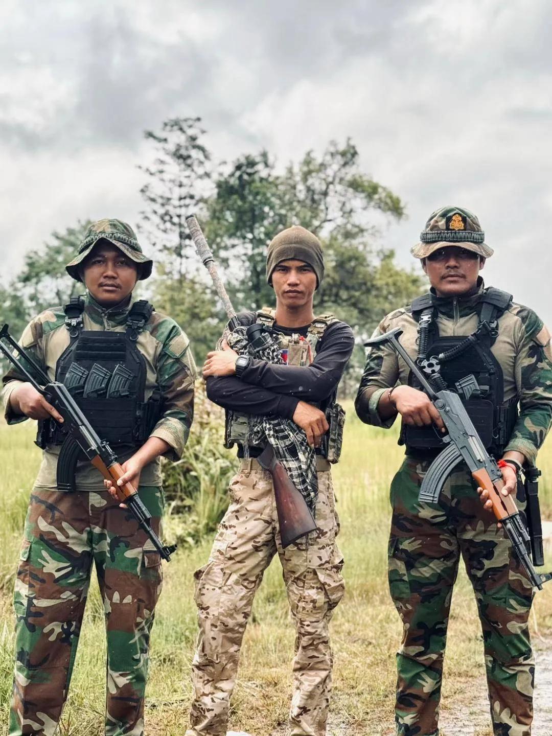 柬埔寨士兵使用56-17.62毫米突击步枪。