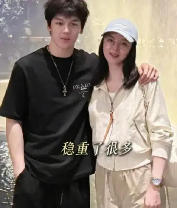 王艳前两天在网上放出儿子球球的照片，这小子19岁了，愣是蹿成一米八几的阳光型男，