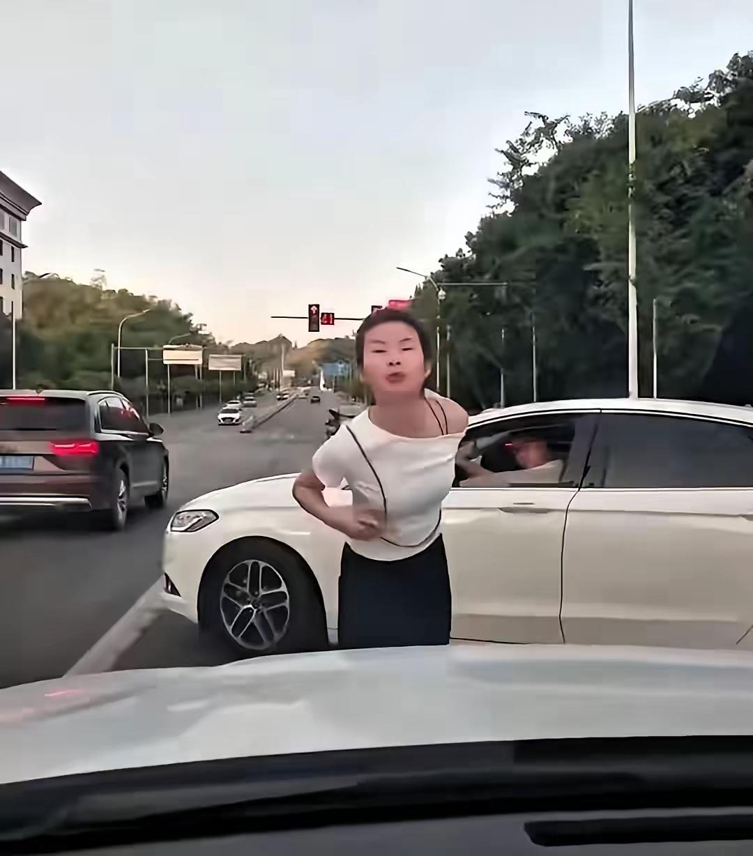 重庆这对夫妻，就为了抢一个车位，就为了不想排队那几分钟，两口子硬生生把自己折腾进