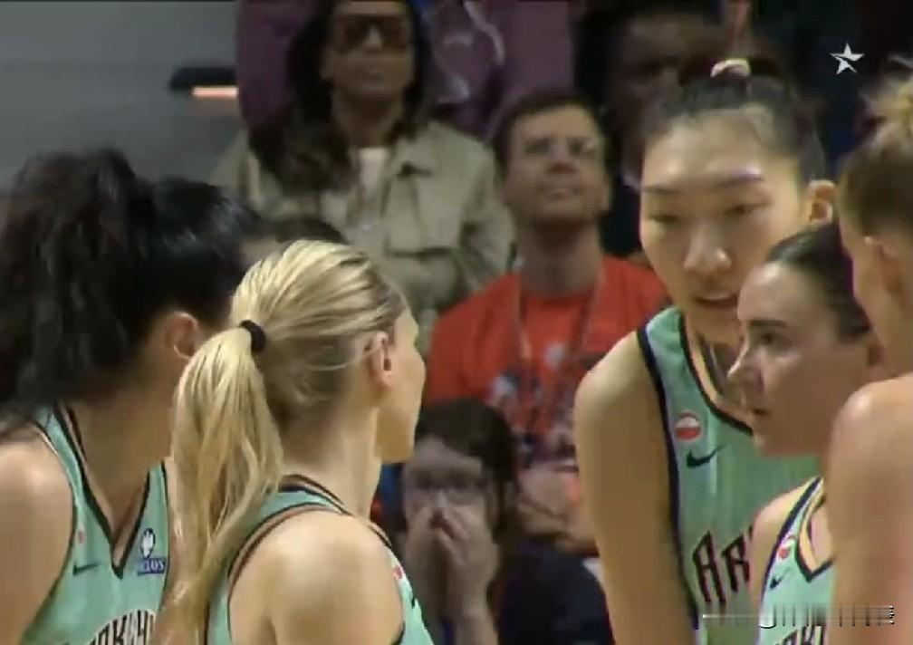 WNBA常规赛实时战况，韩旭本赛季首次首发出战，半场9分钟贡献3分2板1助攻，自