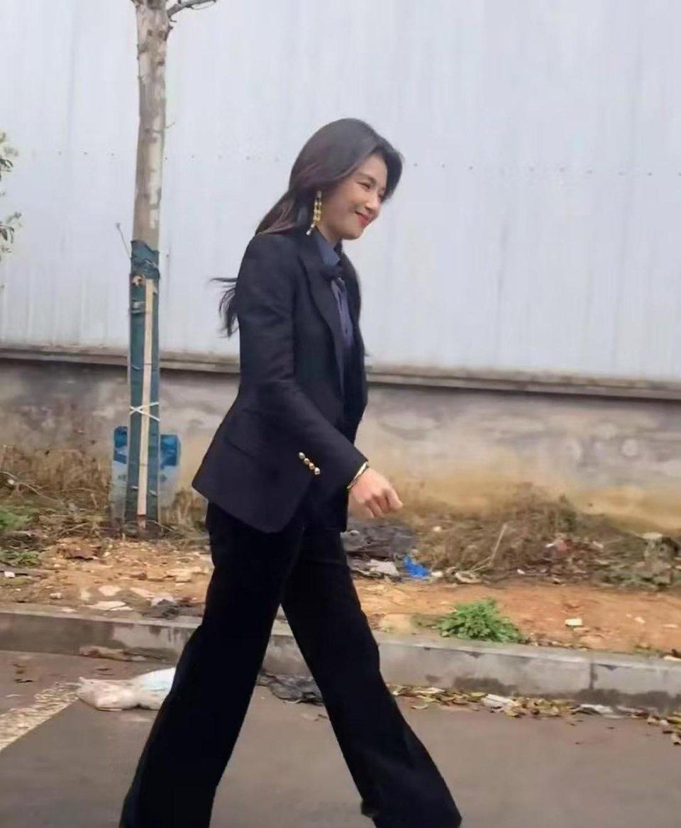 在街上撞见47岁的刘涛，没滤镜没美颜，本人就长这样，你给打几分?