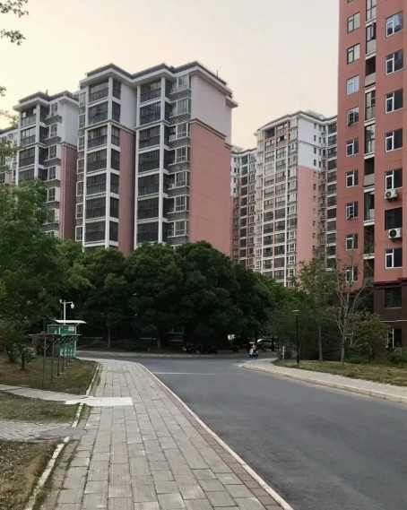卖了套回迁房这大哥为啥反而笑了？遇见一熟大哥，把回迁房给卖了！没房产证、