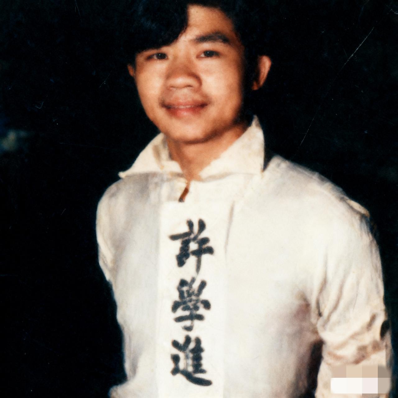 这不是剧照，而是1957年许学进烈士就义前，一张罕见的留影，从镜头中我们可以看到