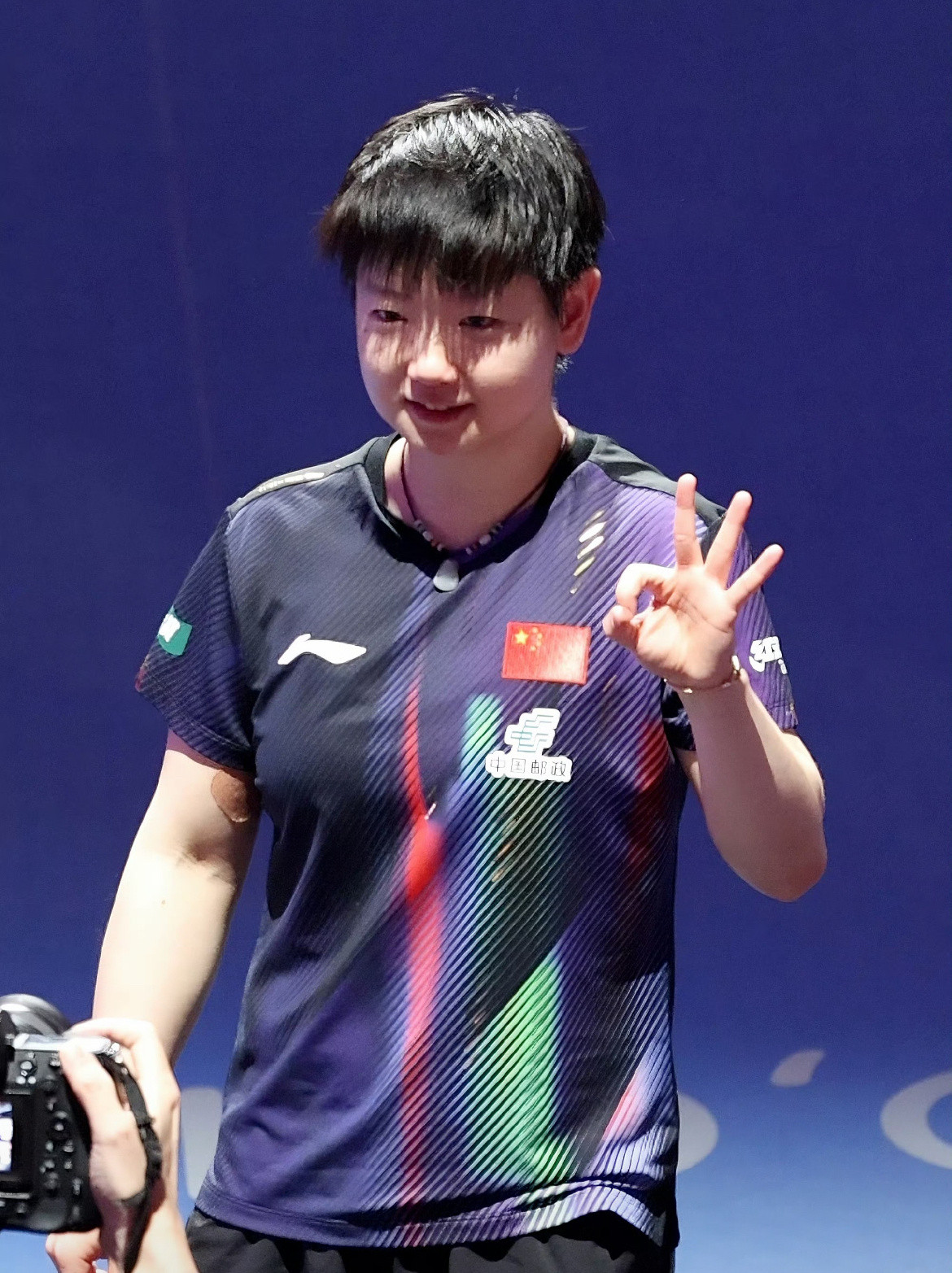 萌力拉满！孙颖莎比3手势庆祝三连冠，世界杯三冠王甜笑封神2026澳门乒乓球世界杯