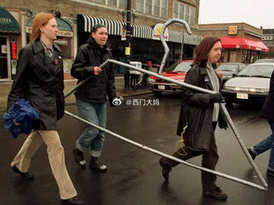 给大家看下美国常见的土法衣架堕胎示意图~就是把衣架剪开，然后伸进子宫里面一顿捅咕