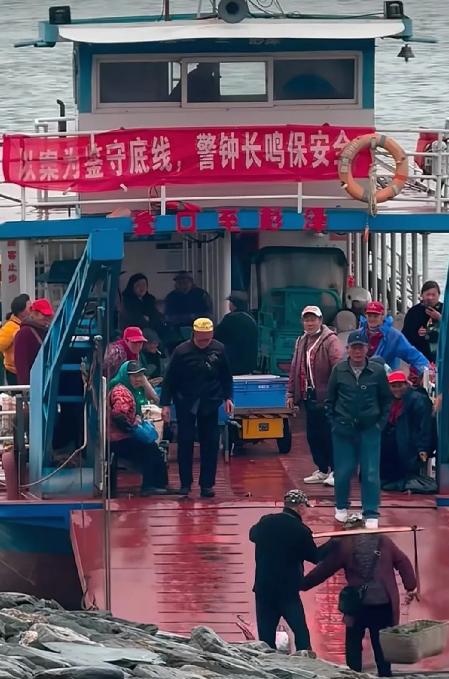 上人民日报、央视新闻了！近日，江西一位84岁老奶奶，挑着几十斤菜，步履蹒跚的赶