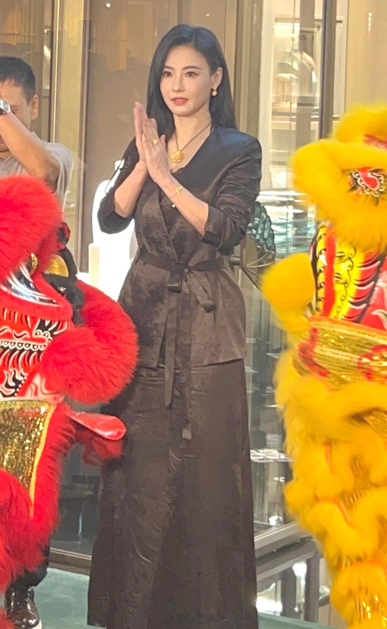 张柏芝出街越来越有味道了