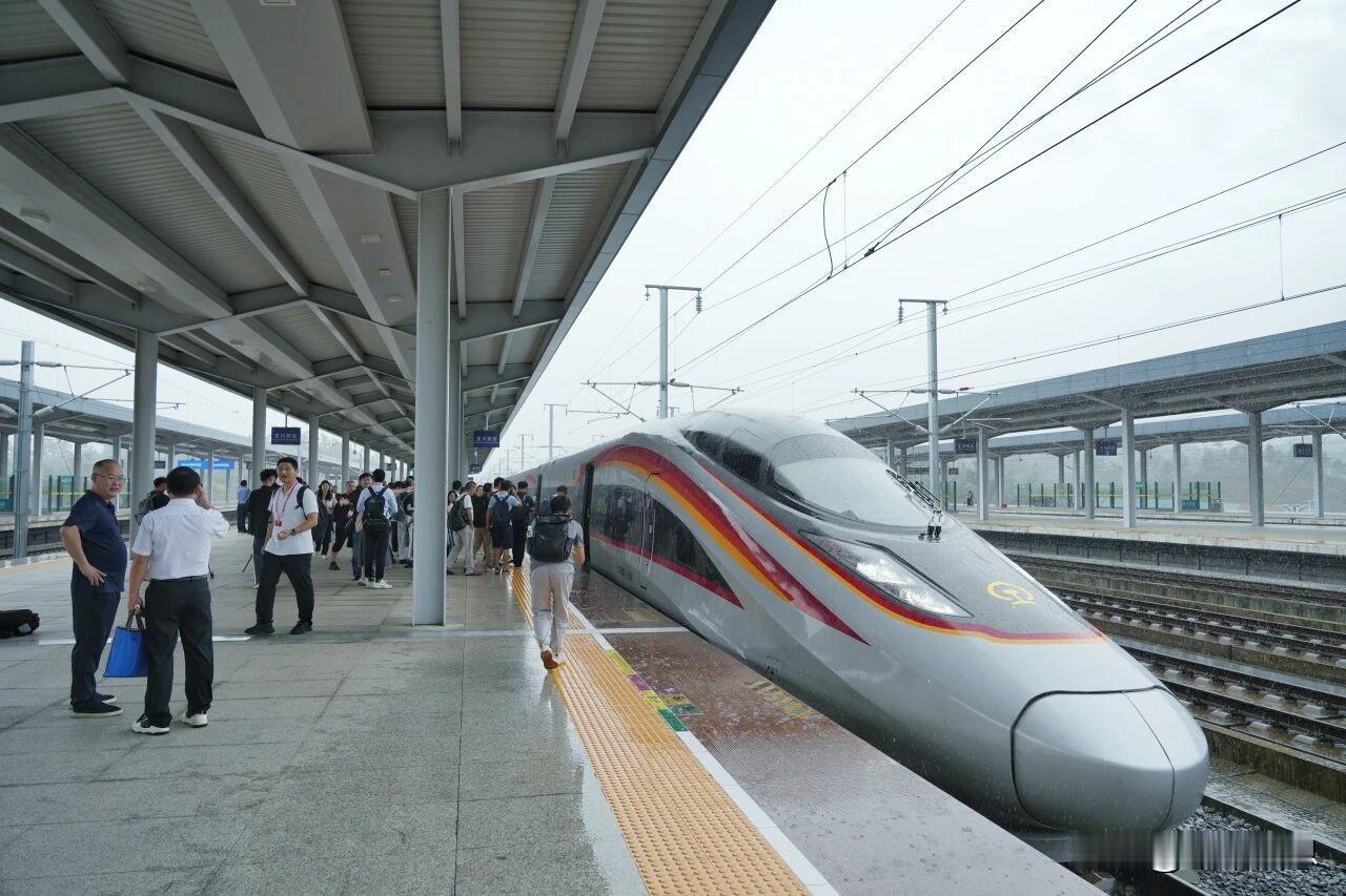 不知不觉梅龙高铁已开通满一年了，梅龙高铁2024年9月14日开通运营后，梅州地区