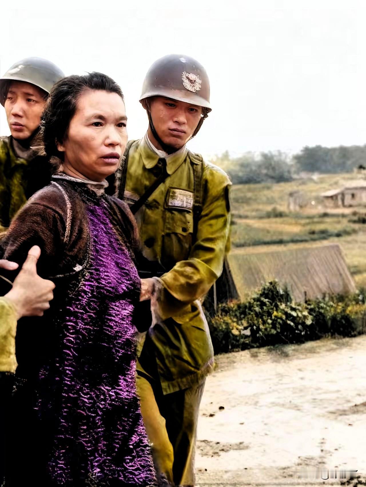1950年6月10日，朱枫即将被押往台北马场町刑场。面对着蒋匪帮的镜头，目光里流