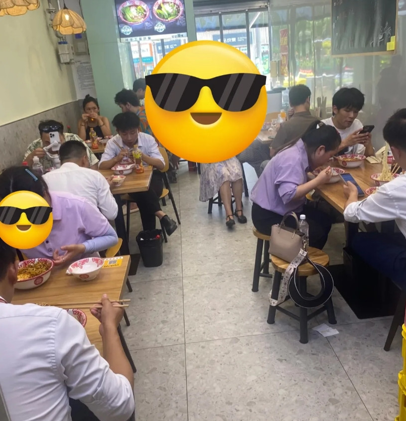 今天中午去一家面馆吃应该是当天开业的，生意好的不得了，期间走路都很困难，我和其中
