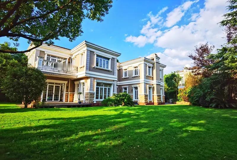 活到现在，我悟到人生不必追名逐利。小时候觉得成功就是住大房子、开豪车，于是拼命奔