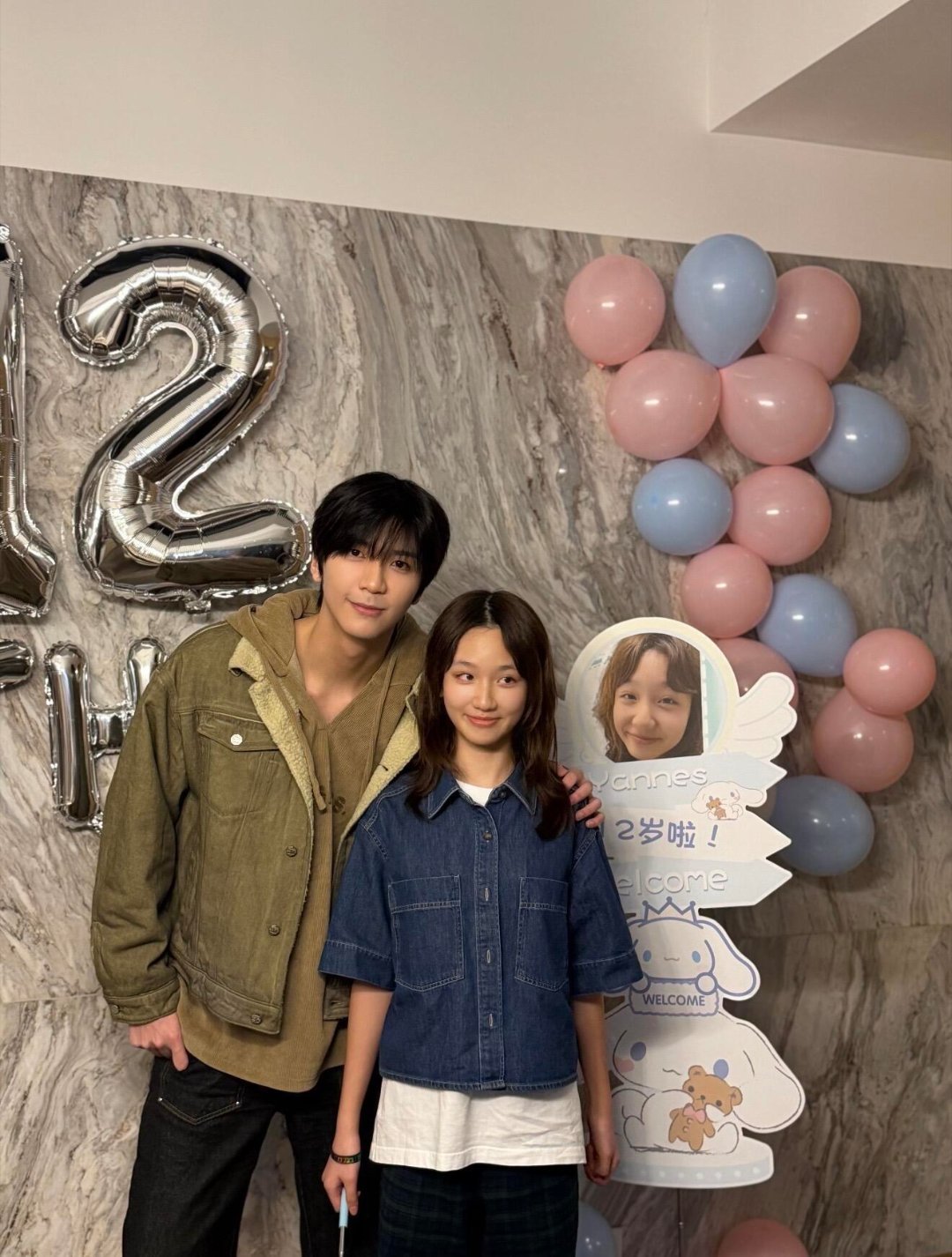 洪欣12岁的女儿越来越漂亮，很有港星的气质！洪欣为女儿庆生的合影，12岁的张晞彤