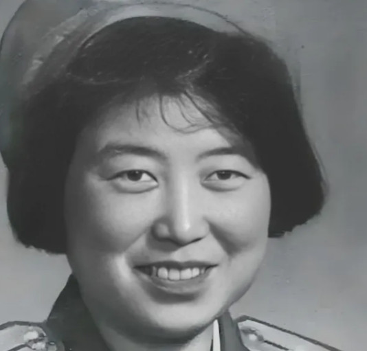 1964年，28岁女飞行员，被派往西北执行绝密任务，谁料，上飞机前，被人一把拉到