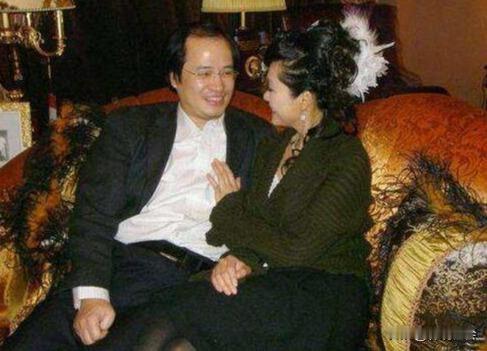 俗话说得好，男追女隔座山，女追男隔层纱，这句话用在于文华身上再恰当不过了。19