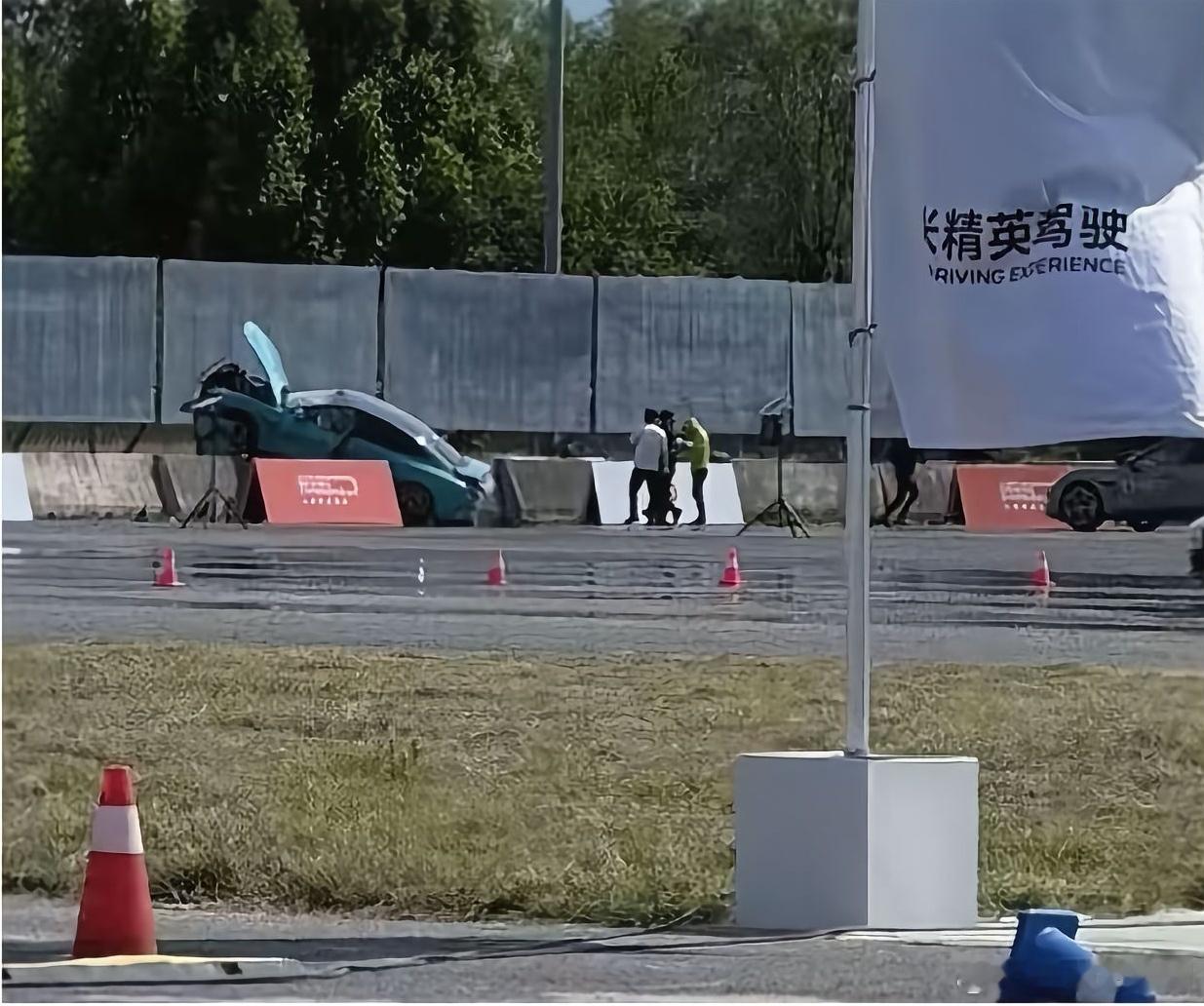 没有盖起来之前，被人拍照发网上了。图二这样，可以说意义不大，我觉得多此一举。​