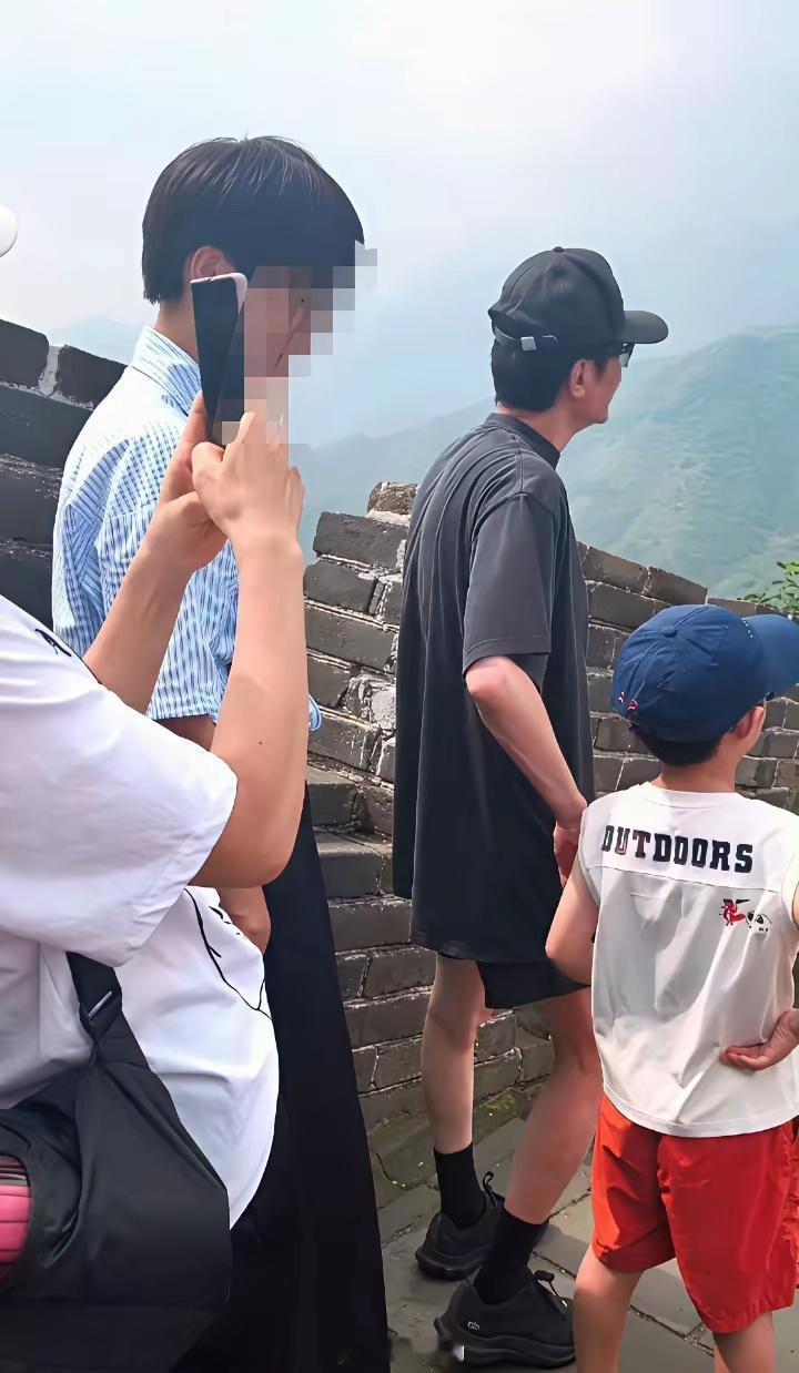 一次采访，冯绍峰自爆说：“我有一天特别难过就哭了，我去找我老婆，我老婆没安慰我，