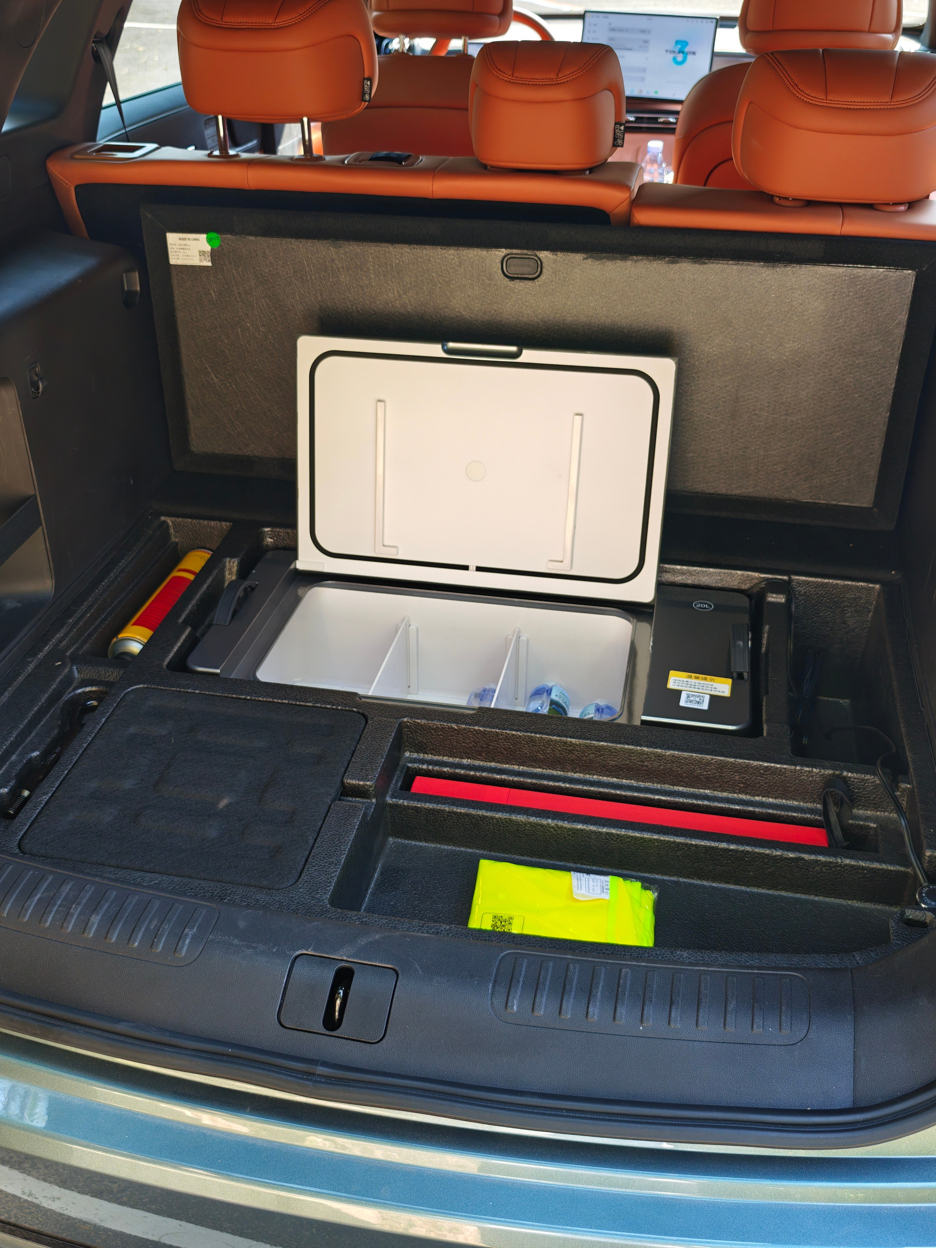 冰箱大家见多了，但是捷途山海L7PLUS这车除了扶手下面的冰箱，后备箱还有个冰