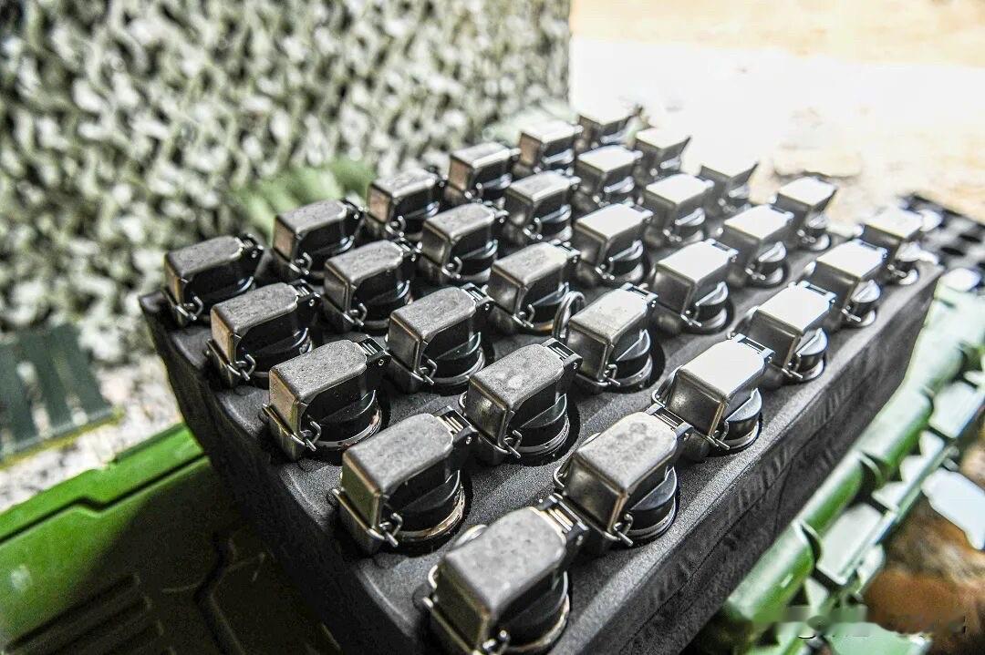 近日，东部战区陆军第73集团军某合成旅，紧贴实战实训要求，严密组织国产攻防两用型