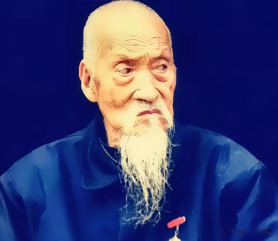 太行山的孤胆绝杀太行山绝壁上，一个人，被十四个日军围死。枪口对准后脑勺的那一