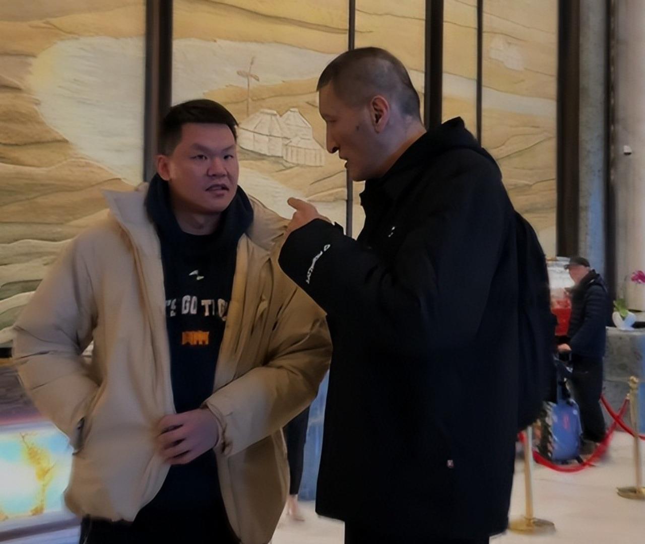 开怀畅饮！巴特尔请朱芳雨、杨鸣、杜锋等人吃饭，气氛其乐融融CBA联赛杯，迎来了