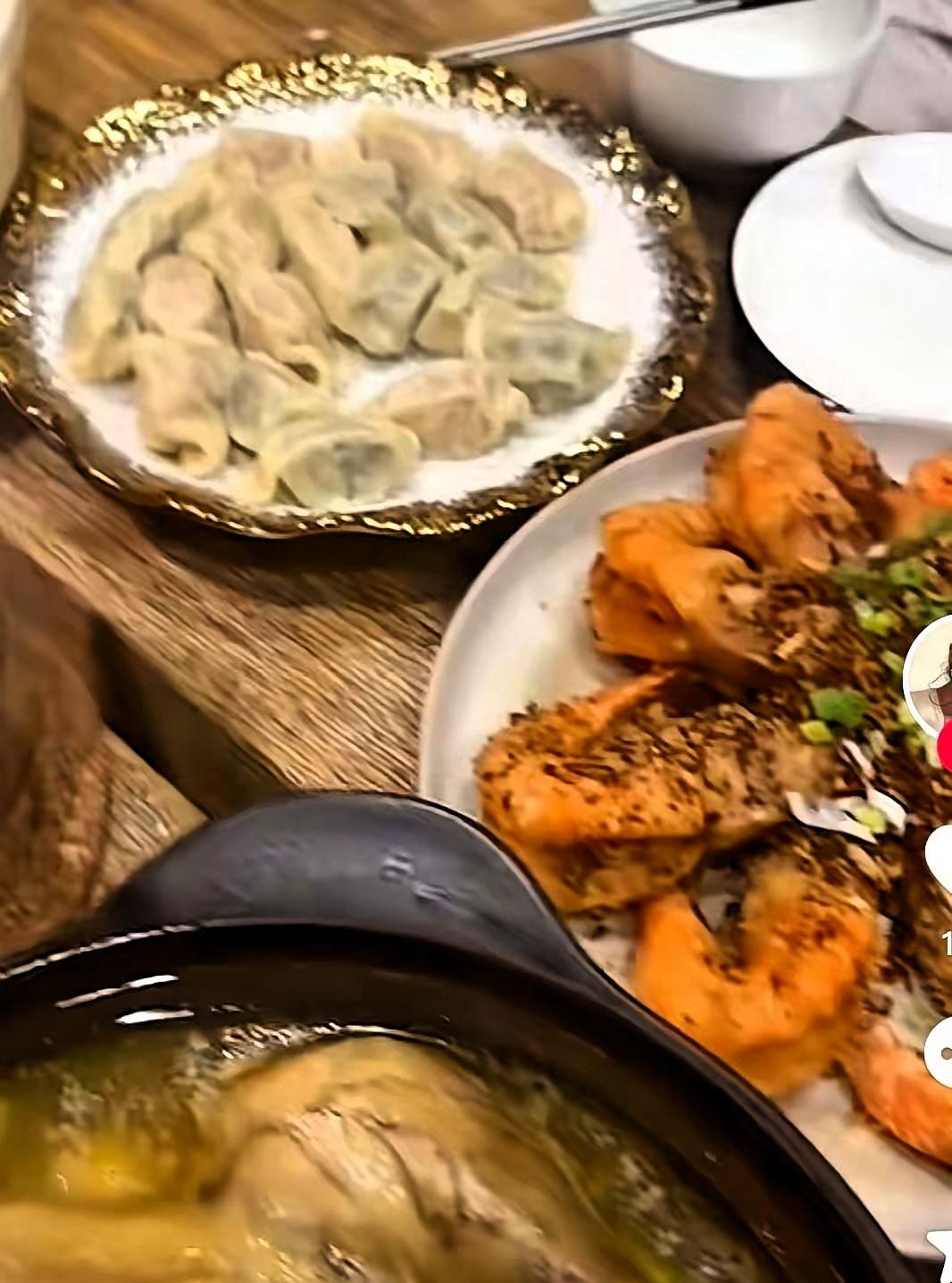 年夜饭温情图，前妻尴尬境地。汪小菲呢，以前脾气有些大，现在眼里都是笑意，他丈母