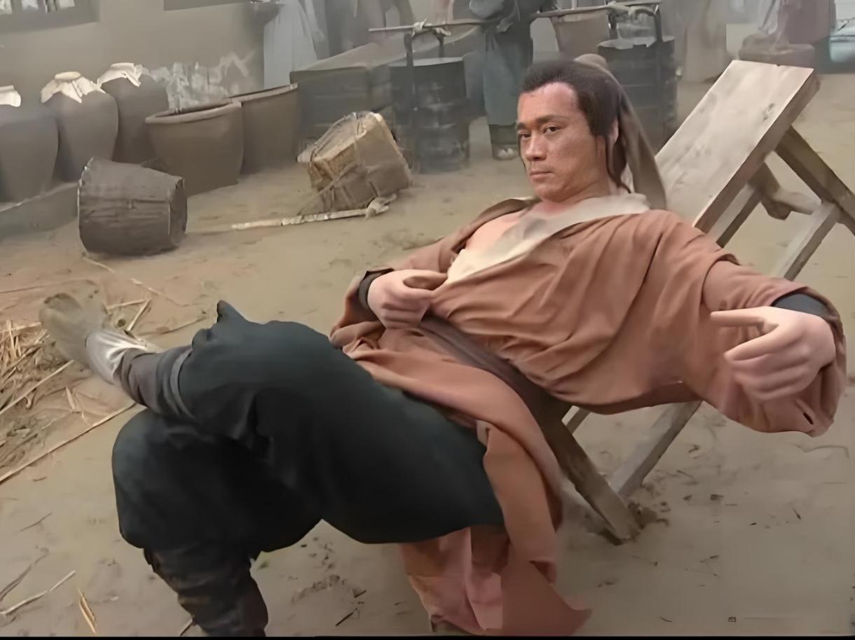 武松这身惊世骇俗的功夫到底是跟谁学的？翻遍《水浒传》，作者施耐庵确实没交代他的师