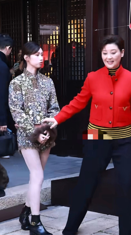 孙俪这历年怎么了每套造型一言难尽。窦骁何超莲有点被迫营业的感觉。