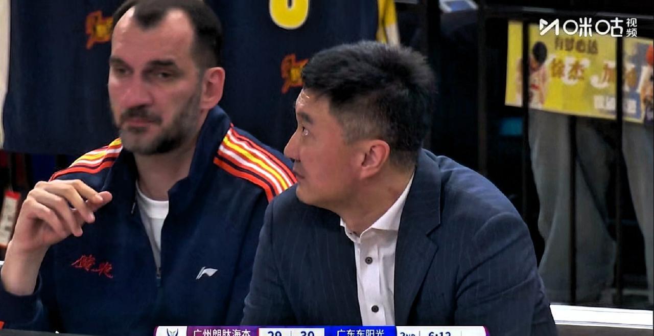 广东男篮超级得分手萨姆纳伤了！兴奋过头了，第一场悠着点啊，毕竟是曾经受过大伤的球